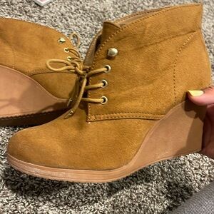 Merona Camel Brown Tan Faux Suede Lace Up Booties Wedge Boots Size 8